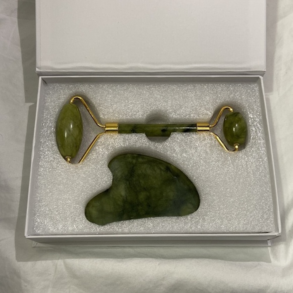 NWT Baimei Skincare Beauty green jade roller & gua sha stone. One size.
